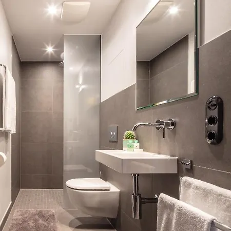 Golden Ball, Exclusive Serviced Munich 4* آشايم